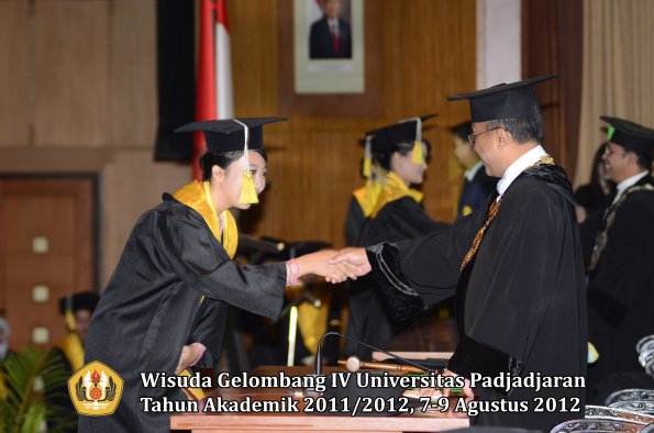 wisuda-unpad-gel-iv-2011_2012-fakultas-ilmu-komunikasi-oleh-rektor-035