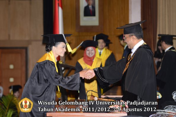 wisuda-unpad-gel-iv-2011_2012-fakultas-ilmu-komunikasi-oleh-rektor-037