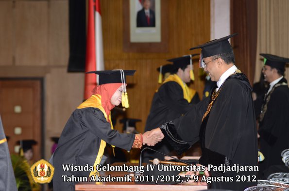 wisuda-unpad-gel-iv-2011_2012-fakultas-ilmu-komunikasi-oleh-rektor-038