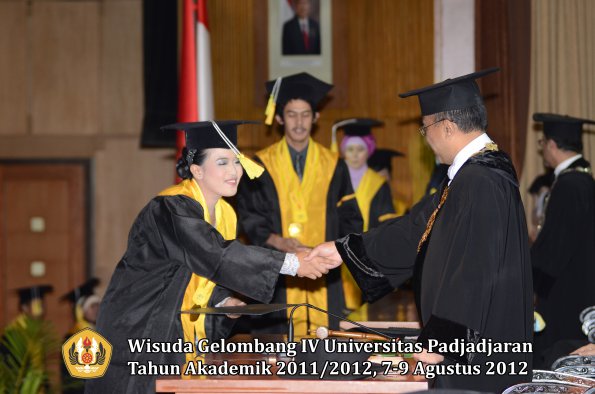 wisuda-unpad-gel-iv-2011_2012-fakultas-ilmu-komunikasi-oleh-rektor-044