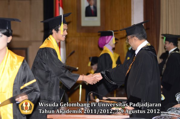 wisuda-unpad-gel-iv-2011_2012-fakultas-ilmu-komunikasi-oleh-rektor-045