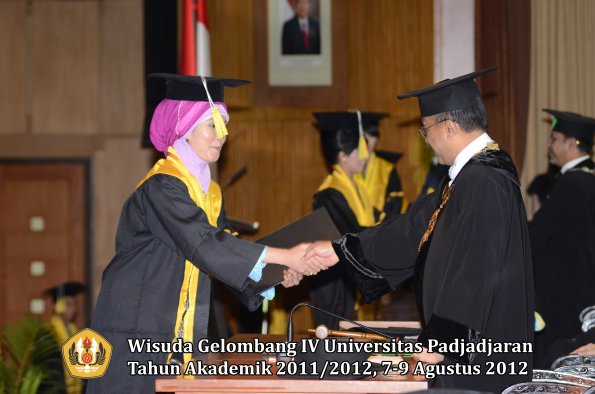 wisuda-unpad-gel-iv-2011_2012-fakultas-ilmu-komunikasi-oleh-rektor-046