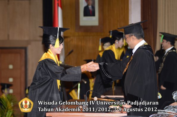 wisuda-unpad-gel-iv-2011_2012-fakultas-ilmu-komunikasi-oleh-rektor-047