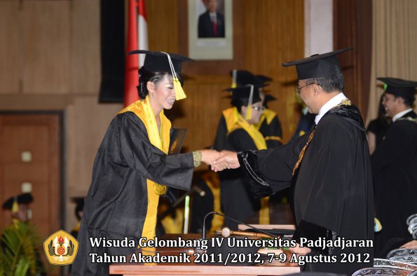 wisuda-unpad-gel-iv-2011_2012-fakultas-ilmu-komunikasi-oleh-rektor-048