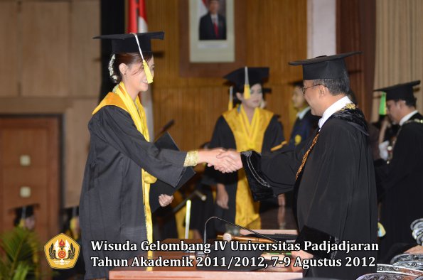 wisuda-unpad-gel-iv-2011_2012-fakultas-ilmu-komunikasi-oleh-rektor-051