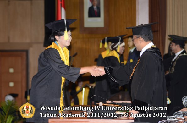 wisuda-unpad-gel-iv-2011_2012-fakultas-ilmu-komunikasi-oleh-rektor-052