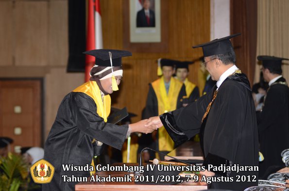 wisuda-unpad-gel-iv-2011_2012-fakultas-ilmu-komunikasi-oleh-rektor-053