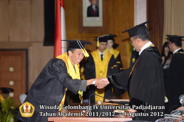 wisuda-unpad-gel-iv-2011_2012-fakultas-ilmu-komunikasi-oleh-rektor-054