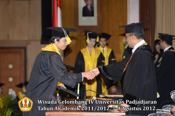 wisuda-unpad-gel-iv-2011_2012-fakultas-ilmu-komunikasi-oleh-rektor-055