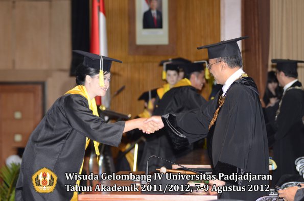 wisuda-unpad-gel-iv-2011_2012-fakultas-ilmu-komunikasi-oleh-rektor-056