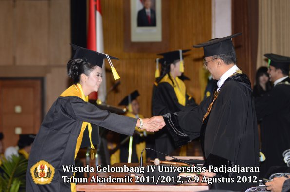 wisuda-unpad-gel-iv-2011_2012-fakultas-ilmu-komunikasi-oleh-rektor-058