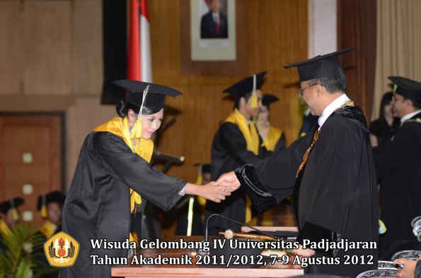 wisuda-unpad-gel-iv-2011_2012-fakultas-ilmu-komunikasi-oleh-rektor-060