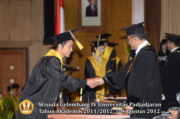 wisuda-unpad-gel-iv-2011_2012-fakultas-ilmu-komunikasi-oleh-rektor-061