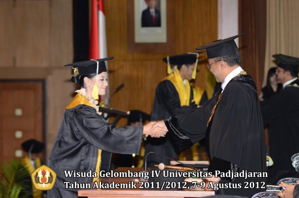 wisuda-unpad-gel-iv-2011_2012-fakultas-ilmu-komunikasi-oleh-rektor-062