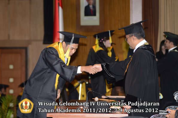 wisuda-unpad-gel-iv-2011_2012-fakultas-ilmu-komunikasi-oleh-rektor-063