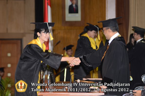 wisuda-unpad-gel-iv-2011_2012-fakultas-ilmu-komunikasi-oleh-rektor-066