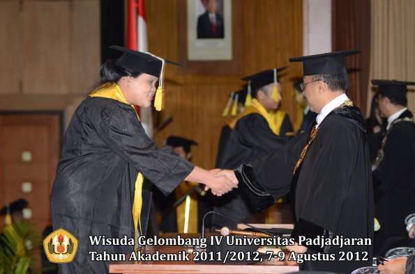 wisuda-unpad-gel-iv-2011_2012-fakultas-ilmu-komunikasi-oleh-rektor-067