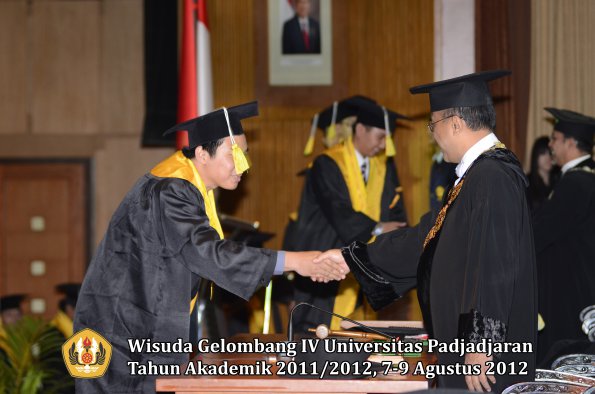 wisuda-unpad-gel-iv-2011_2012-fakultas-ilmu-komunikasi-oleh-rektor-069