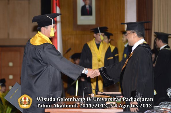 wisuda-unpad-gel-iv-2011_2012-fakultas-ilmu-komunikasi-oleh-rektor-070