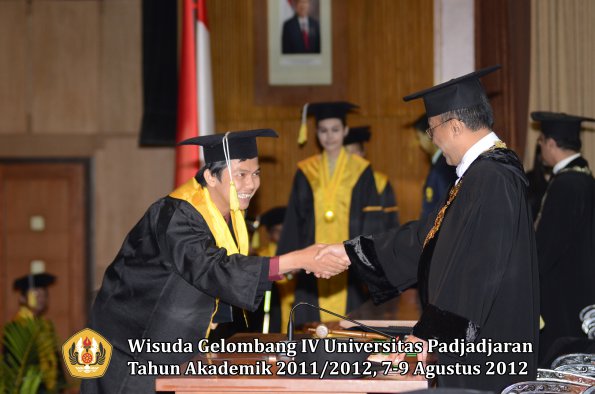 wisuda-unpad-gel-iv-2011_2012-fakultas-ilmu-komunikasi-oleh-rektor-072