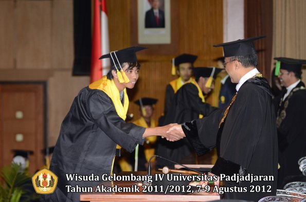 wisuda-unpad-gel-iv-2011_2012-fakultas-ilmu-komunikasi-oleh-rektor-075