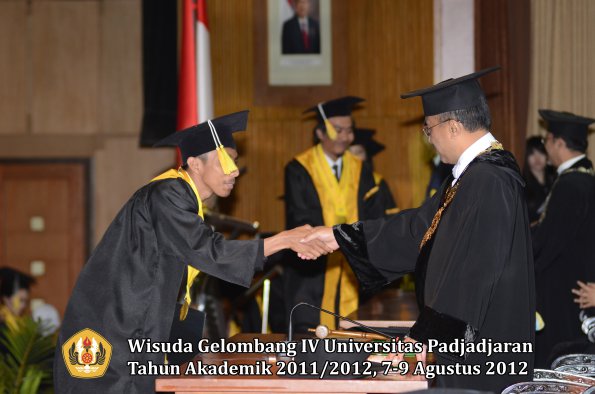 wisuda-unpad-gel-iv-2011_2012-fakultas-ilmu-komunikasi-oleh-rektor-076