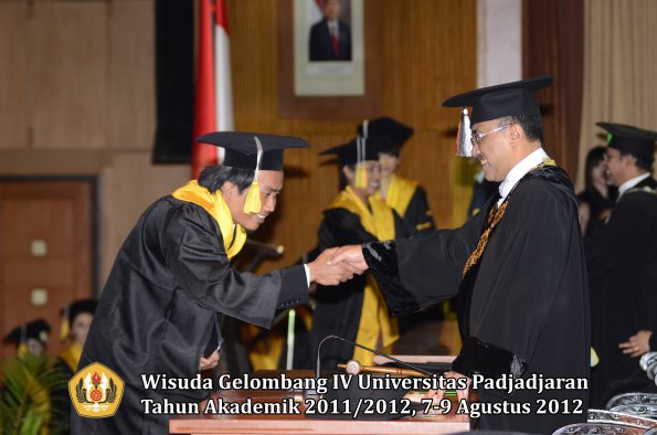 wisuda-unpad-gel-iv-2011_2012-fakultas-ilmu-komunikasi-oleh-rektor-077