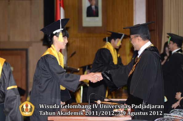 wisuda-unpad-gel-iv-2011_2012-fakultas-ilmu-komunikasi-oleh-rektor-079