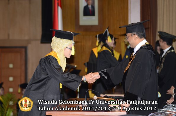 wisuda-unpad-gel-iv-2011_2012-fakultas-ilmu-komunikasi-oleh-rektor-081