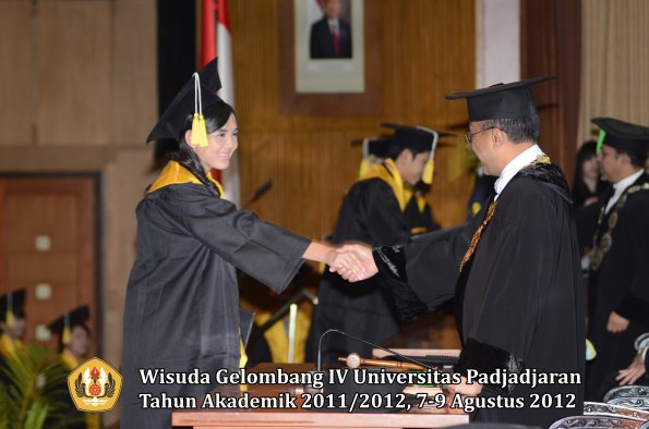 wisuda-unpad-gel-iv-2011_2012-fakultas-ilmu-komunikasi-oleh-rektor-082