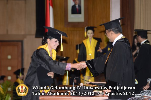 wisuda-unpad-gel-iv-2011_2012-fakultas-ilmu-komunikasi-oleh-rektor-084