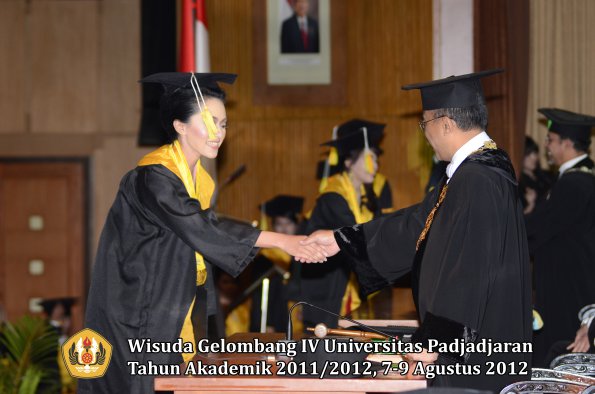 wisuda-unpad-gel-iv-2011_2012-fakultas-ilmu-komunikasi-oleh-rektor-085