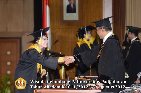 wisuda-unpad-gel-iv-2011_2012-fakultas-ilmu-komunikasi-oleh-rektor-086