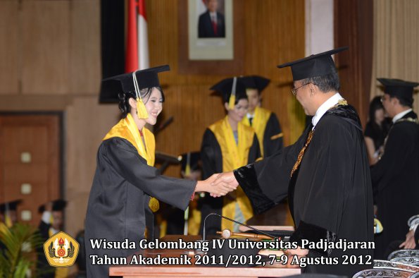 wisuda-unpad-gel-iv-2011_2012-fakultas-ilmu-komunikasi-oleh-rektor-087