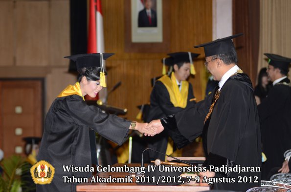 wisuda-unpad-gel-iv-2011_2012-fakultas-ilmu-komunikasi-oleh-rektor-088