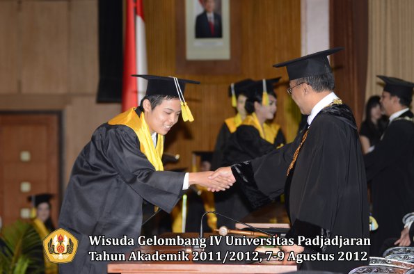 wisuda-unpad-gel-iv-2011_2012-fakultas-ilmu-komunikasi-oleh-rektor-089