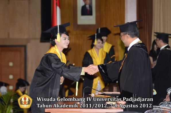 wisuda-unpad-gel-iv-2011_2012-fakultas-ilmu-komunikasi-oleh-rektor-090