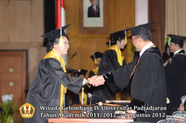 wisuda-unpad-gel-iv-2011_2012-fakultas-ilmu-komunikasi-oleh-rektor-091