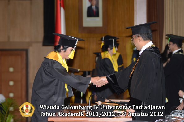 wisuda-unpad-gel-iv-2011_2012-fakultas-ilmu-komunikasi-oleh-rektor-093