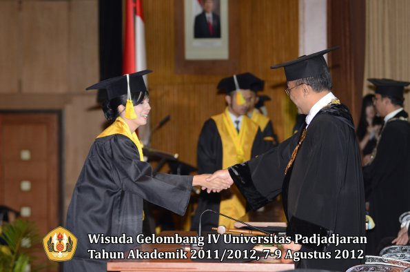 wisuda-unpad-gel-iv-2011_2012-fakultas-ilmu-komunikasi-oleh-rektor-094