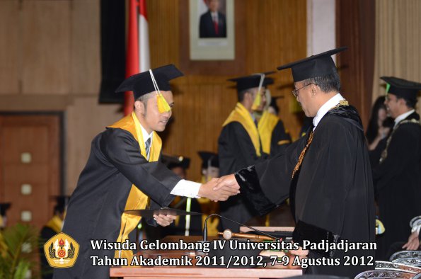 wisuda-unpad-gel-iv-2011_2012-fakultas-ilmu-komunikasi-oleh-rektor-095