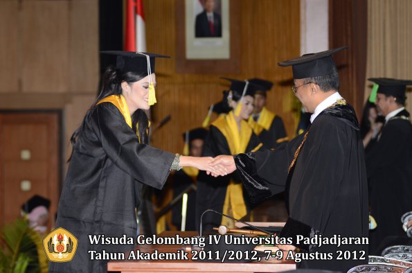 wisuda-unpad-gel-iv-2011_2012-fakultas-ilmu-komunikasi-oleh-rektor-098