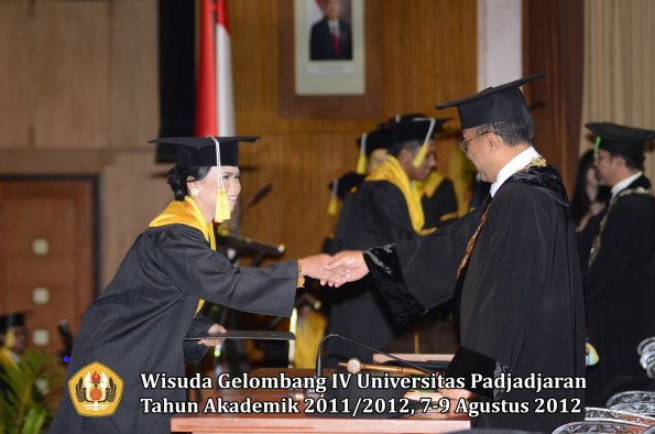 wisuda-unpad-gel-iv-2011_2012-fakultas-ilmu-komunikasi-oleh-rektor-100