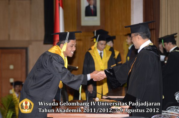 wisuda-unpad-gel-iv-2011_2012-fakultas-ilmu-komunikasi-oleh-rektor-101