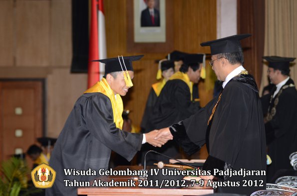 wisuda-unpad-gel-iv-2011_2012-fakultas-ilmu-komunikasi-oleh-rektor-102