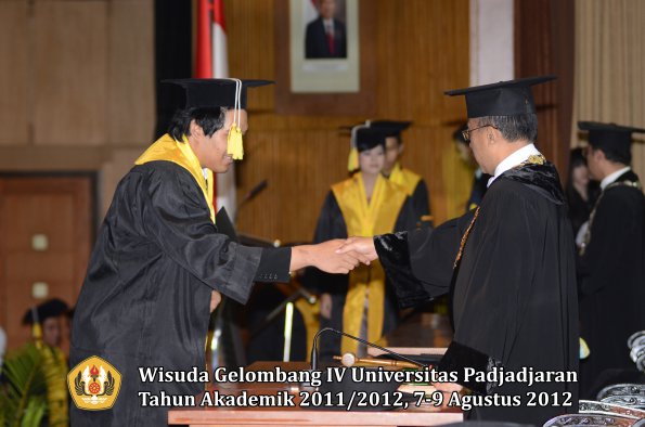 wisuda-unpad-gel-iv-2011_2012-fakultas-ilmu-komunikasi-oleh-rektor-103