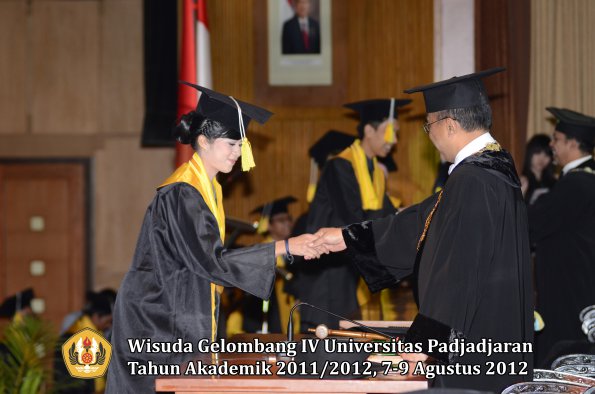 wisuda-unpad-gel-iv-2011_2012-fakultas-ilmu-komunikasi-oleh-rektor-104