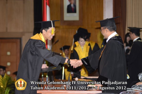 wisuda-unpad-gel-iv-2011_2012-fakultas-ilmu-komunikasi-oleh-rektor-105