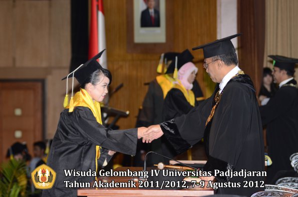 wisuda-unpad-gel-iv-2011_2012-fakultas-ilmu-komunikasi-oleh-rektor-106