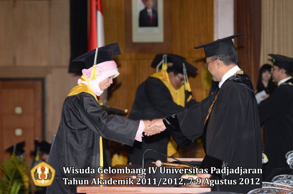 wisuda-unpad-gel-iv-2011_2012-fakultas-ilmu-komunikasi-oleh-rektor-107